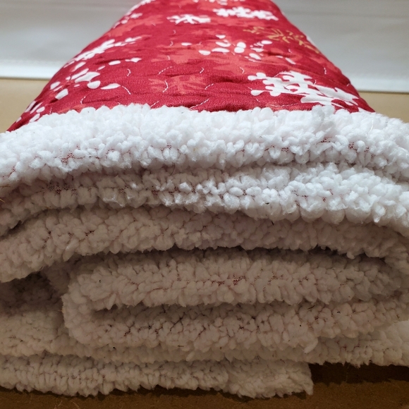 Red & White Snowflake Furry Throw - Picture 5 of 10